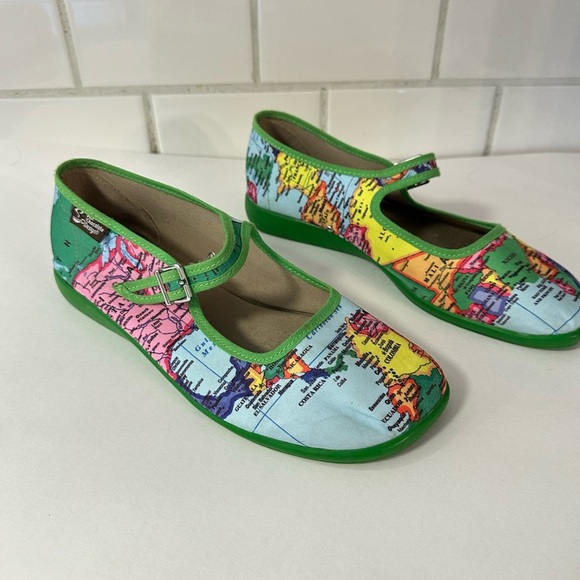 CHOCOLATCIAS Bonvoyage world map green woman Mary Jane comfort flat artsy travel - Picture 2 of 9